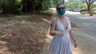 Публічная аголенасць: дзяўчына з Расіі спрабуе распрануцца на вуліцах Рыа-дэ-Жанейра. Яе ледзь не арыштавалі.